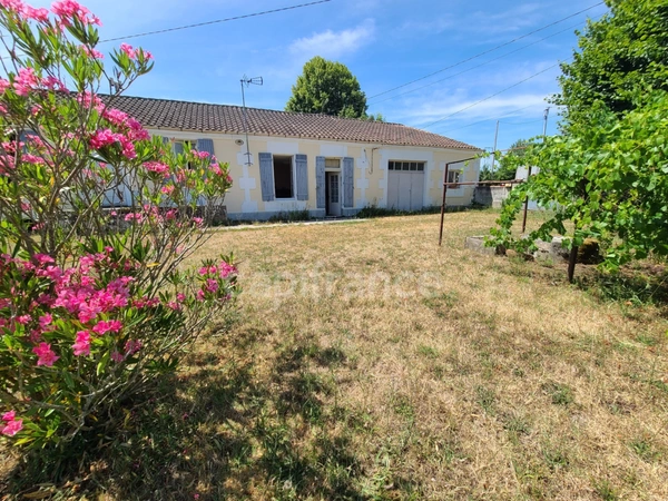 AUMAGNE – Maison de caractère à rénover, sur beau terrain de 900 m²