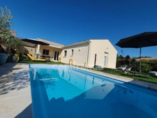 Thénac : maison de plain-pied en L, DPE A, clé en main, avec piscine et terrasse couverte de 30 m²