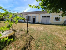 AUMAGNE – Maison de caractère à rénover, sur beau terrain de 900 m²