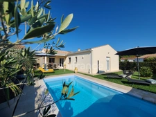 Thénac : maison de plain-pied en L, DPE A, clé en main, avec piscine et terrasse couverte de 30 m²