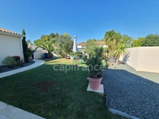 Thénac : maison de plain-pied en L, DPE A, clé en main, avec piscine et terrasse couverte de 30 m²