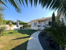Thénac : maison de plain-pied en L, DPE A, clé en main, avec piscine et terrasse couverte de 30 m²