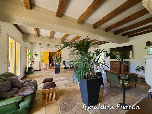 propriété de prestige d’environ 480 m² implantée sur un terrain de 3.4 hectares avec 2 gîtes et chambre d'hôte