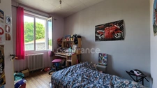 Dpt Charente Maritime (17), à vendre SAINT JEAN D'ANGELY maison P6 loué commerce, habitation et jardin