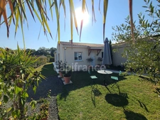 Thénac : maison de plain-pied en L, DPE A, clé en main, avec piscine et terrasse couverte de 30 m²