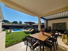 Thénac : maison de plain-pied en L, DPE A, clé en main, avec piscine et terrasse couverte de 30 m²