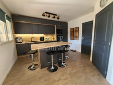 Thénac : maison de plain-pied en L, DPE A, clé en main, avec piscine et terrasse couverte de 30 m²