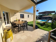 Thénac : maison de plain-pied en L, DPE A, clé en main, avec piscine et terrasse couverte de 30 m²