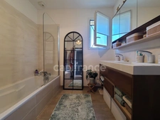 Thénac : maison de plain-pied en L, DPE A, clé en main, avec piscine et terrasse couverte de 30 m²