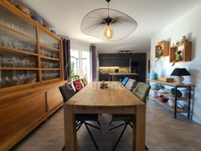 Thénac : maison de plain-pied en L, DPE A, clé en main, avec piscine et terrasse couverte de 30 m²