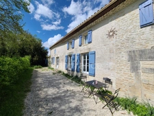 Maison charentaise LA BROUSSE proche Matha (17)