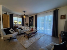 Thénac : maison de plain-pied en L, DPE A, clé en main, avec piscine et terrasse couverte de 30 m²