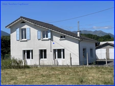 Nay (64) Maison à vendre 8 pièces 158 m2 avec 2 garages + Ateliers et dependances sur 5668 m2 de terrain.