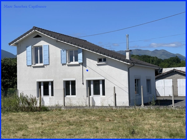 Nay (64) Maison à vendre 8 pièces 158 m2 avec 2 garages + Ateliers et dependances sur 5668 m2 de terrain.