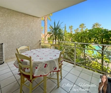 600 m from the beach, your quiet 2-bedroom apartment with swimming pool and parking!