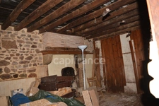 Grange  sur terrain constructible de 8267 m2  en partie boisé  à CRUX LA VILLE (58330)