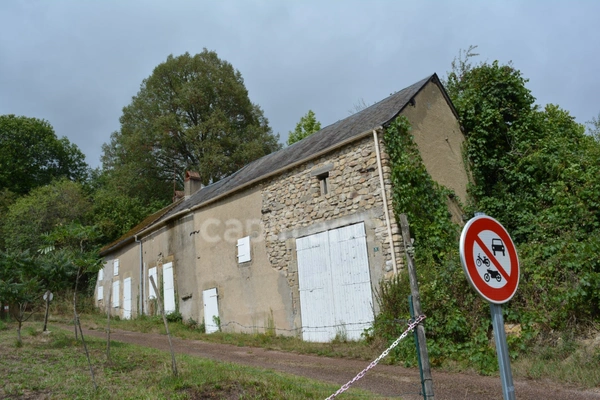 Grange  sur terrain constructible de 8267 m2  en partie boisé  à CRUX LA VILLE (58330)