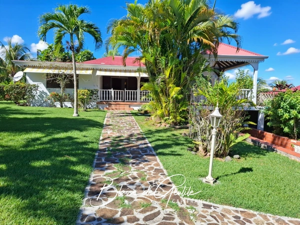 Maison à vendre en exclusivité 5 pièces BAIE MAHAULT (971)