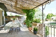 Maison au pied des Alpilles de plus de 200 m2 et 2 dépendances à MOURIES (13)