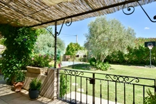 Maison au pied des Alpilles de plus de 200 m2 et 2 dépendances à MOURIES (13)