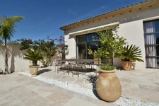 Maison rénovée de 163 m2 avec piscine à MOURIES (13)