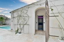 Maison rénovée de 163 m2 avec piscine à MOURIES (13)