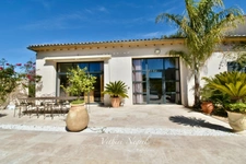 Maison rénovée de 163 m2 avec piscine à MOURIES (13)