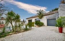 Maison rénovée de 163 m2 avec piscine à MOURIES (13)