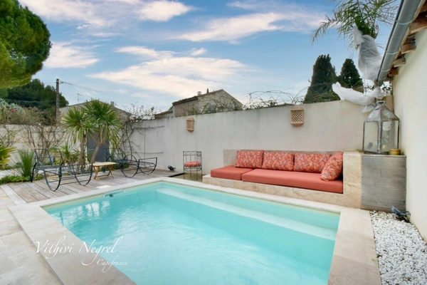 Maison rénovée de 163 m2 avec piscine à MOURIES (13)