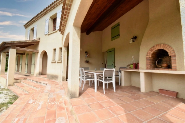 A vendre : Superbe maison de 150 m2 à Mouriès, sur 4500 m2 de terrain.