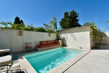 Maison rénovée de 163 m2 avec piscine à MOURIES (13)