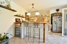 Maison au pied des Alpilles de plus de 200 m2 et 2 dépendances à MOURIES (13)