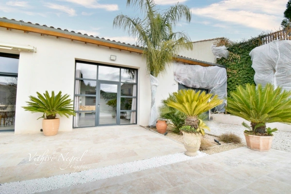 Maison rénovée de 163 m2 avec piscine à MOURIES (13)