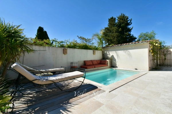Maison rénovée de 163 m2 avec piscine à MOURIES (13)