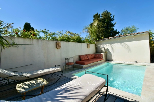 Maison rénovée de 163 m2 avec piscine à MOURIES (13)