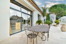 Maison rénovée de 163 m2 avec piscine à MOURIES (13)