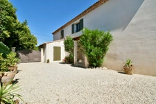Maison au pied des Alpilles de plus de 200 m2 et 2 dépendances à MOURIES (13)