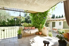 Maison au pied des Alpilles de plus de 200 m2 et 2 dépendances à MOURIES (13)