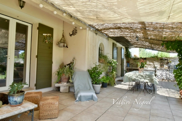Maison au pied des Alpilles de plus de 200 m2 et 2 dépendances à MOURIES (13)