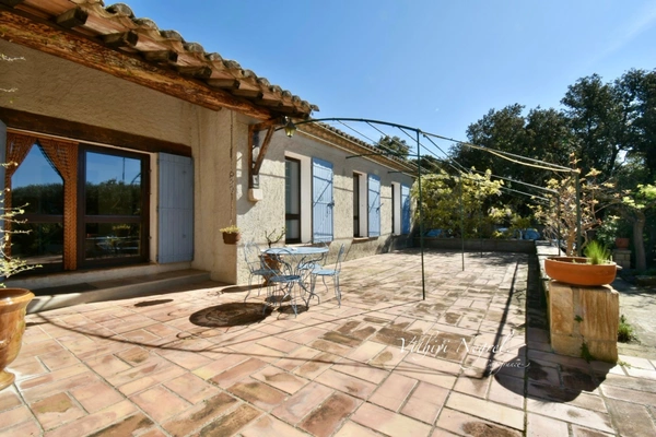 Maison de plain-pied, 4 chambres à vendre AUREILLE (13)