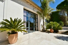Maison rénovée de 163 m2 avec piscine à MOURIES (13)
