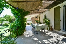 Maison au pied des Alpilles de plus de 200 m2 et 2 dépendances à MOURIES (13)