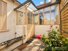 ROANNE – MAISONNETTE DE 49,50 M² – 1 CHAMBRE – COUR D’ENVIRON 200 M² ET DÉPENDANCES