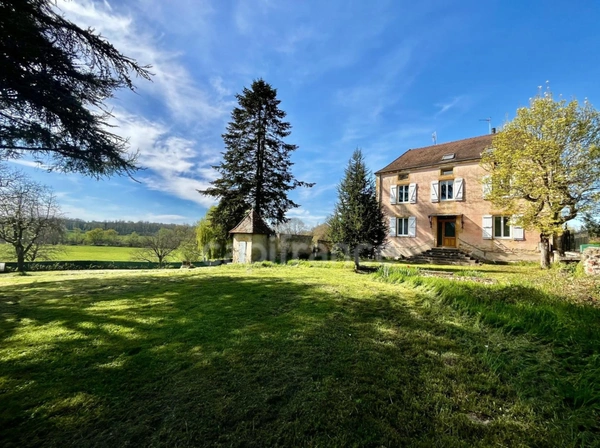 Saint-Pierre-la-Noaille (42)Grande maison de caractère de 217 m² habitables  et un potentiel d'aménagement jusqu'à 475 m² sur 3 610 m² de terrain.
