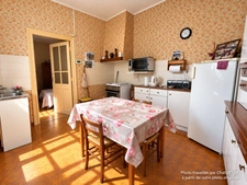 ROANNE – MAISONNETTE DE 49,50 M² – 1 CHAMBRE – COUR D’ENVIRON 200 M² ET DÉPENDANCES