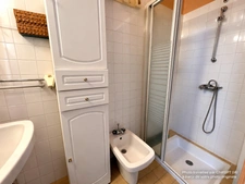 ROANNE – MAISONNETTE DE 49,50 M² – 1 CHAMBRE – COUR D’ENVIRON 200 M² ET DÉPENDANCES
