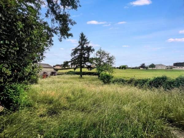 A 5 mn de MARCIGNY – Maison familiale d’environ 163 m² habitables avec terrasse, dépendance, garages et terrain de 1 641 m².