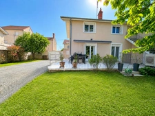 ROANNE – Maison 123 m2 sur 500 m2 de TERRAIN - jardin - 3 chambres, TERRASSE et 3 GARAGES !