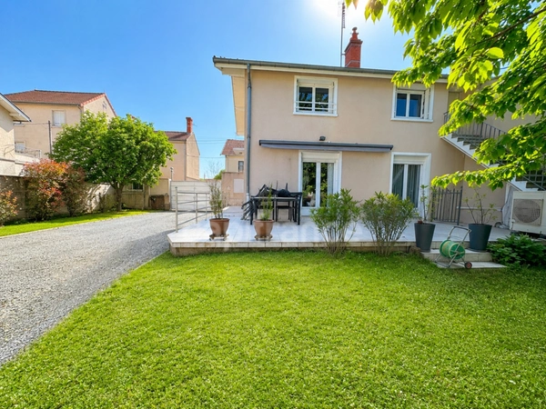 ROANNE – Maison 123 m2 sur 500 m2 de TERRAIN - jardin - 3 chambres, TERRASSE et 3 GARAGES !