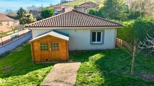 À 20 kms de ROANNE - MAISON DE PLAIN-PIED de 126 m2 habitable sur 882 m2 de TERRAIN clos et arboré - 3 CHAMBRES - GARAGE